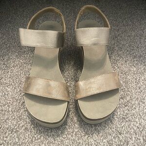 Tanish Gold (color)wedges 😍